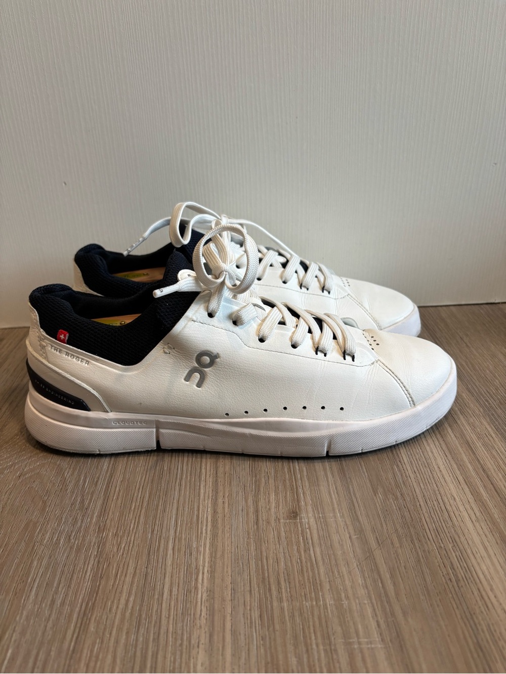 On The Roger Shoes Men's 9  White Leather Swiss Engineering CloudTec Sneakers